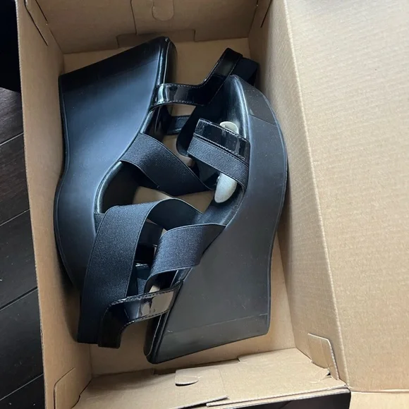 Strap heels - Picture 2 of 3